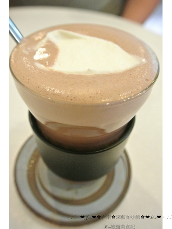 深藍咖啡館：【食記】oO。。台南　東區　深藍咖啡館　千層蛋糕　法式原味千層　Mocha千層　焦糖千層　抹茶紅豆千層　鮮果千層(草莓)　混合蛋　布朗尼　聽說是千層蛋糕界裡的LV，不吃不行？！oO。o○。　