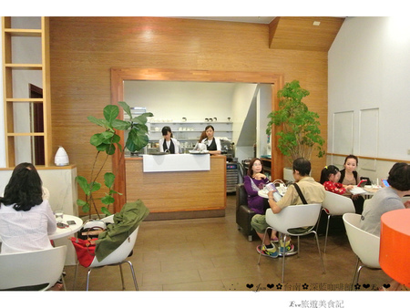 深藍咖啡館：【食記】oO。。台南　東區　深藍咖啡館　千層蛋糕　法式原味千層　Mocha千層　焦糖千層　抹茶紅豆千層　鮮果千層(草莓)　混合蛋　布朗尼　聽說是千層蛋糕界裡的LV，不吃不行？！oO。o○。　