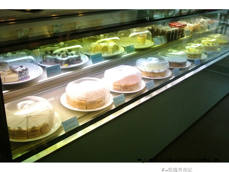 深藍咖啡館：【食記】oO。。台南　東區　深藍咖啡館　千層蛋糕　法式原味千層　Mocha千層　焦糖千層　抹茶紅豆千層　鮮果千層(草莓)　混合蛋　布朗尼　聽說是千層蛋糕界裡的LV，不吃不行？！oO。o○。　