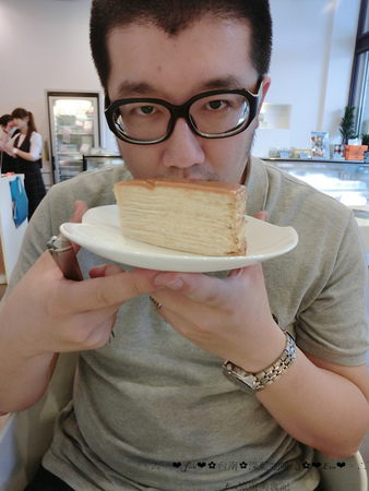 深藍咖啡館：【食記】oO。。台南　東區　深藍咖啡館　千層蛋糕　法式原味千層　Mocha千層　焦糖千層　抹茶紅豆千層　鮮果千層(草莓)　混合蛋　布朗尼　聽說是千層蛋糕界裡的LV，不吃不行？！oO。o○。　