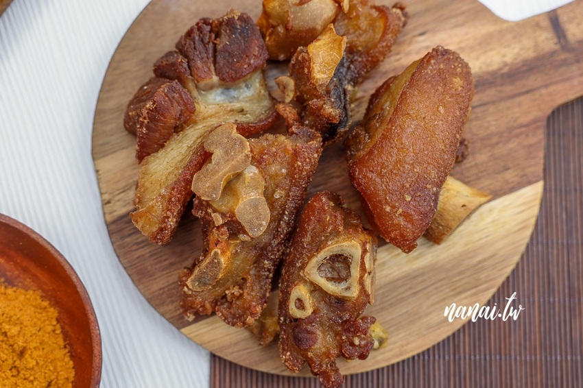 雞排比臉還要大！厚實雞排每口咬下狂噴肉汁超啾西。好成雞草屯創始總店 還有隱藏版豬蹄花、古早味鹹豬肉