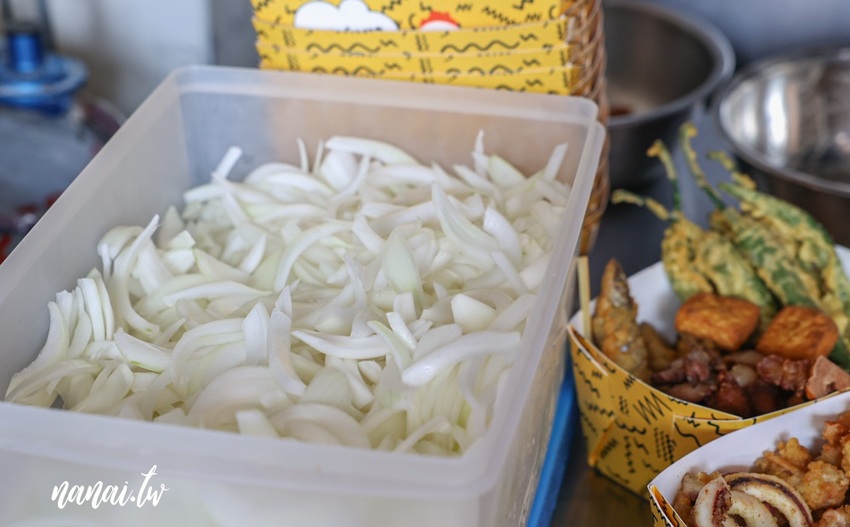 雞排比臉還要大！厚實雞排每口咬下狂噴肉汁超啾西。好成雞草屯創始總店 還有隱藏版豬蹄花、古早味鹹豬肉