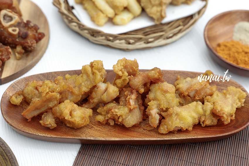 雞排比臉還要大！厚實雞排每口咬下狂噴肉汁超啾西。好成雞草屯創始總店 還有隱藏版豬蹄花、古早味鹹豬肉