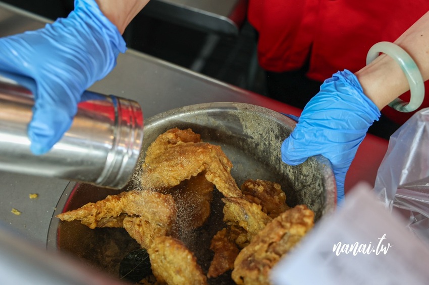 雞排比臉還要大！厚實雞排每口咬下狂噴肉汁超啾西。好成雞草屯創始總店 還有隱藏版豬蹄花、古早味鹹豬肉