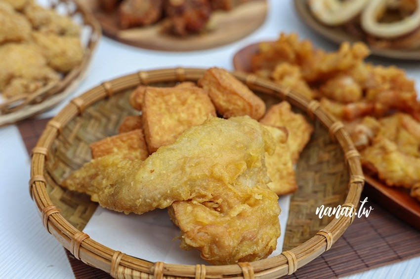 雞排比臉還要大！厚實雞排每口咬下狂噴肉汁超啾西。好成雞草屯創始總店 還有隱藏版豬蹄花、古早味鹹豬肉