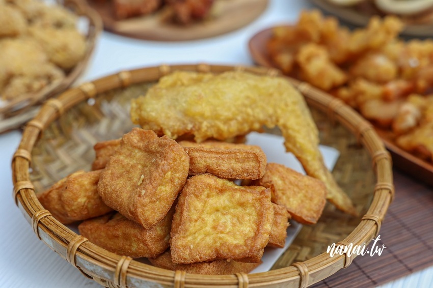 雞排比臉還要大！厚實雞排每口咬下狂噴肉汁超啾西。好成雞草屯創始總店 還有隱藏版豬蹄花、古早味鹹豬肉