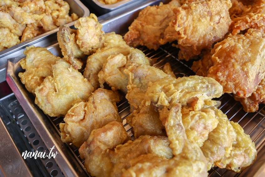 雞排比臉還要大！厚實雞排每口咬下狂噴肉汁超啾西。好成雞草屯創始總店 還有隱藏版豬蹄花、古早味鹹豬肉