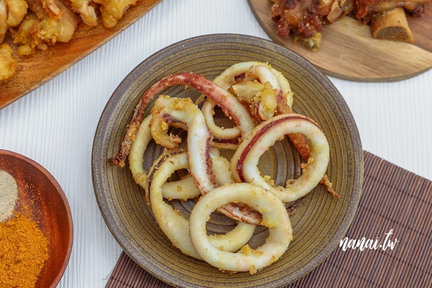 雞排比臉還要大！厚實雞排每口咬下狂噴肉汁超啾西。好成雞草屯創始總店 還有隱藏版豬蹄花、古早味鹹豬肉