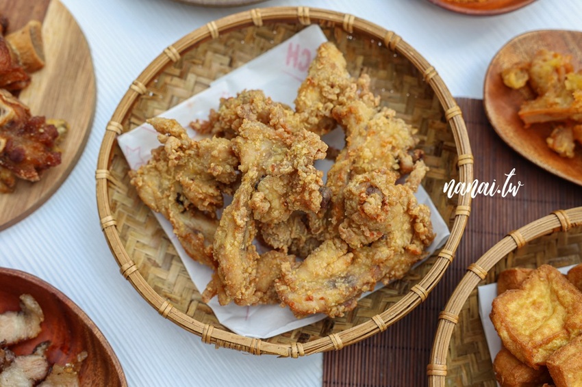 雞排比臉還要大！厚實雞排每口咬下狂噴肉汁超啾西。好成雞草屯創始總店 還有隱藏版豬蹄花、古早味鹹豬肉