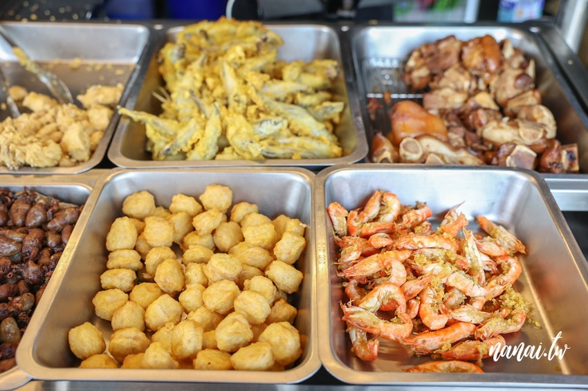 雞排比臉還要大！厚實雞排每口咬下狂噴肉汁超啾西。好成雞草屯創始總店 還有隱藏版豬蹄花、古早味鹹豬肉