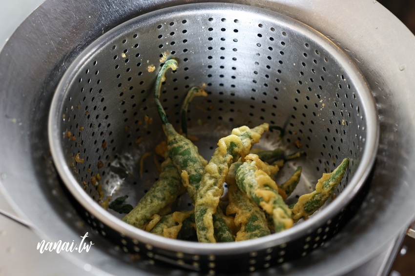 雞排比臉還要大！厚實雞排每口咬下狂噴肉汁超啾西。好成雞草屯創始總店 還有隱藏版豬蹄花、古早味鹹豬肉