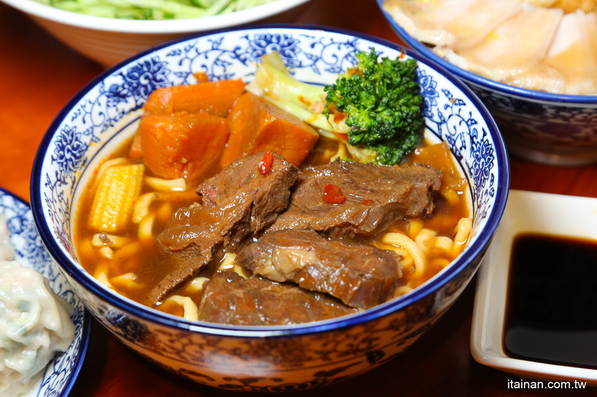 台南最鮮的小鮮肉牛肉麵!!眷村三代的牛肉麵專賣!獨特湯頭、精燉牛肉、霸氣超大水餃也讓人驚豔!「紅鶴牛肉麵」 - 台南好Food遊