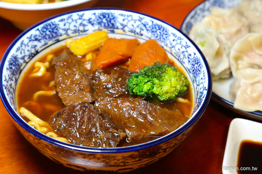 台南最鮮的小鮮肉牛肉麵!!眷村三代的牛肉麵專賣!獨特湯頭、精燉牛肉、霸氣超大水餃也讓人驚豔!「紅鶴牛肉麵」 - 台南好Food遊