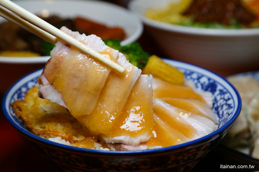 台南最鮮的小鮮肉牛肉麵!!眷村三代的牛肉麵專賣!獨特湯頭、精燉牛肉、霸氣超大水餃也讓人驚豔!「紅鶴牛肉麵」 - 台南好Food遊