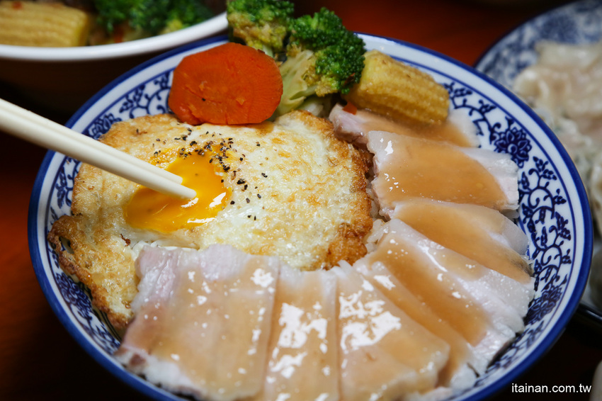 台南最鮮的小鮮肉牛肉麵!!眷村三代的牛肉麵專賣!獨特湯頭、精燉牛肉、霸氣超大水餃也讓人驚豔!「紅鶴牛肉麵」 - 台南好Food遊