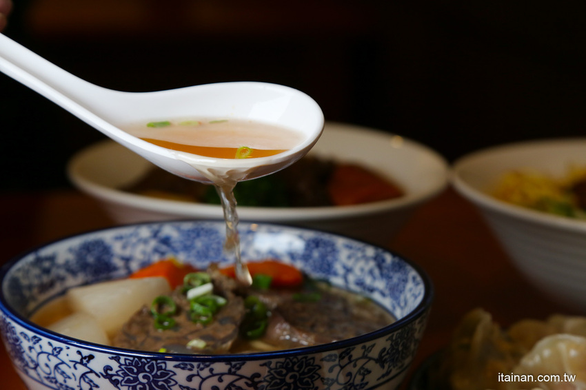 台南最鮮的小鮮肉牛肉麵!!眷村三代的牛肉麵專賣!獨特湯頭、精燉牛肉、霸氣超大水餃也讓人驚豔!「紅鶴牛肉麵」 - 台南好Food遊