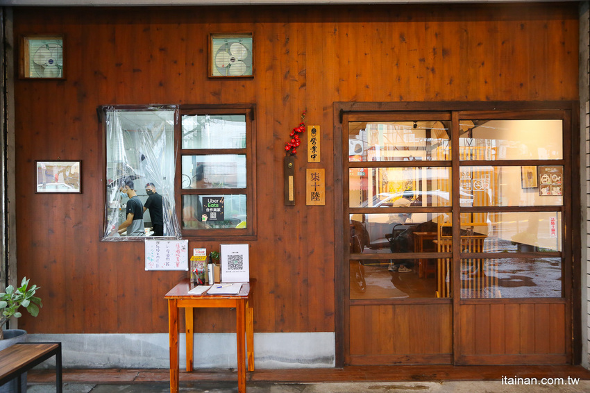 台南最鮮的小鮮肉牛肉麵!!眷村三代的牛肉麵專賣!獨特湯頭、精燉牛肉、霸氣超大水餃也讓人驚豔!「紅鶴牛肉麵」 - 台南好Food遊