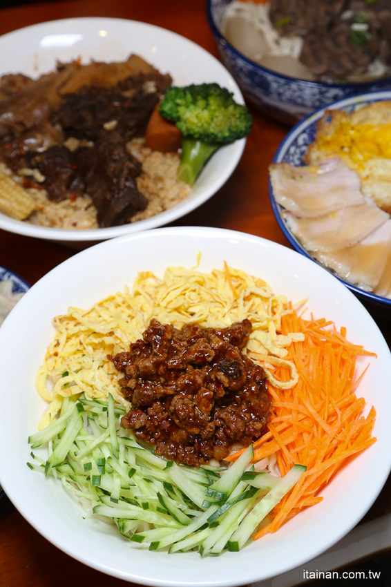 台南最鮮的小鮮肉牛肉麵!!眷村三代的牛肉麵專賣!獨特湯頭、精燉牛肉、霸氣超大水餃也讓人驚豔!「紅鶴牛肉麵」 - 台南好Food遊