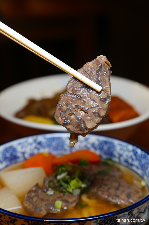 台南最鮮的小鮮肉牛肉麵!!眷村三代的牛肉麵專賣!獨特湯頭、精燉牛肉、霸氣超大水餃也讓人驚豔!「紅鶴牛肉麵」 - 台南好Food遊