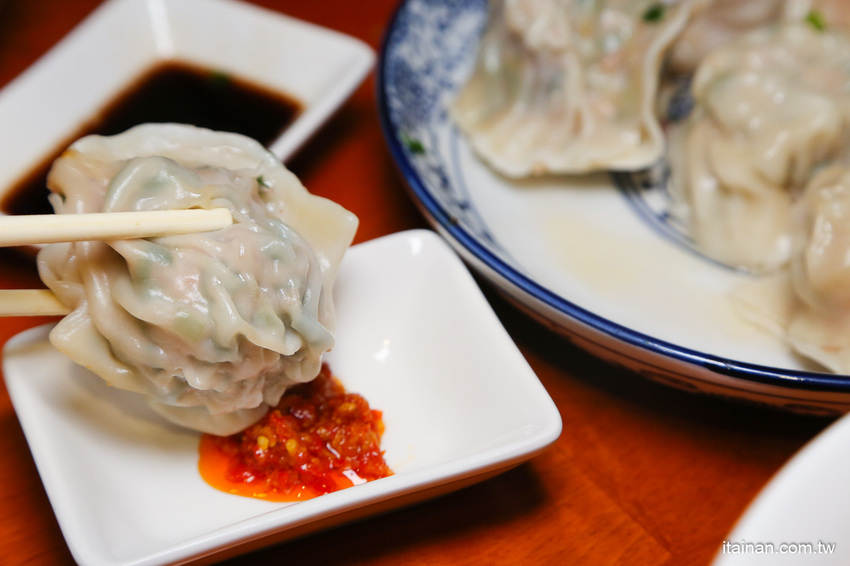 台南最鮮的小鮮肉牛肉麵!!眷村三代的牛肉麵專賣!獨特湯頭、精燉牛肉、霸氣超大水餃也讓人驚豔!「紅鶴牛肉麵」 - 台南好Food遊