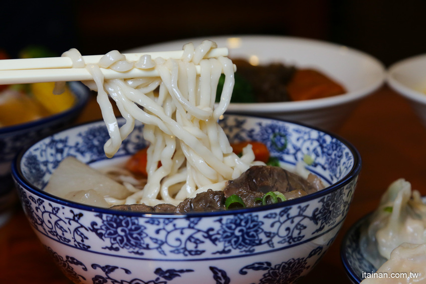 台南最鮮的小鮮肉牛肉麵!!眷村三代的牛肉麵專賣!獨特湯頭、精燉牛肉、霸氣超大水餃也讓人驚豔!「紅鶴牛肉麵」 - 台南好Food遊