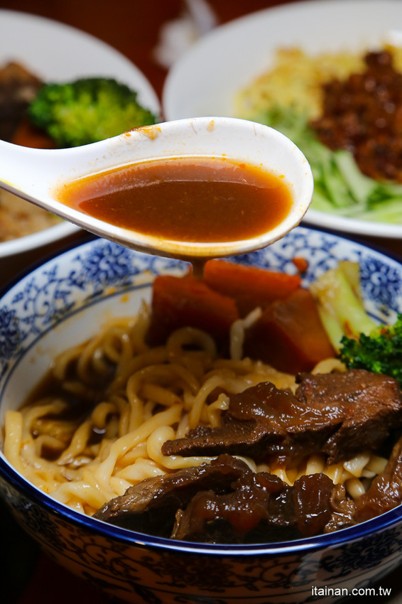 台南最鮮的小鮮肉牛肉麵!!眷村三代的牛肉麵專賣!獨特湯頭、精燉牛肉、霸氣超大水餃也讓人驚豔!「紅鶴牛肉麵」 - 台南好Food遊