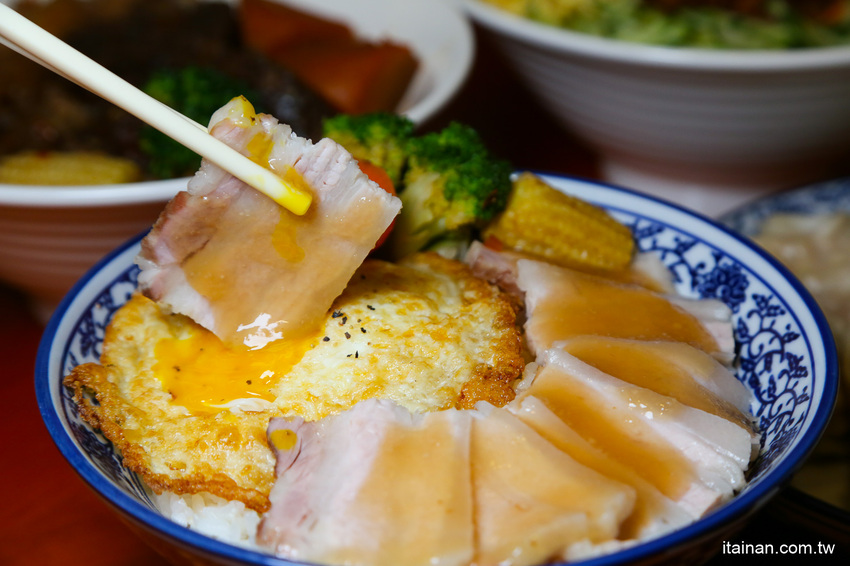 台南最鮮的小鮮肉牛肉麵!!眷村三代的牛肉麵專賣!獨特湯頭、精燉牛肉、霸氣超大水餃也讓人驚豔!「紅鶴牛肉麵」 - 台南好Food遊