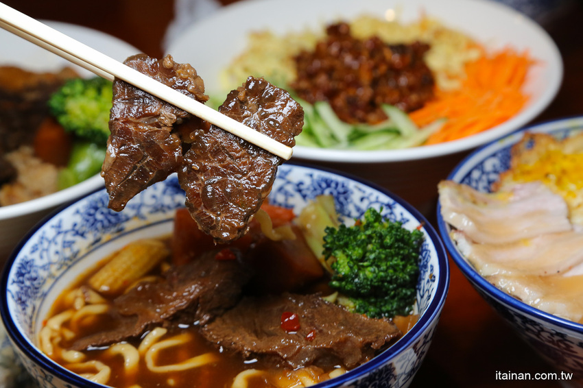 台南最鮮的小鮮肉牛肉麵!!眷村三代的牛肉麵專賣!獨特湯頭、精燉牛肉、霸氣超大水餃也讓人驚豔!「紅鶴牛肉麵」 - 台南好Food遊