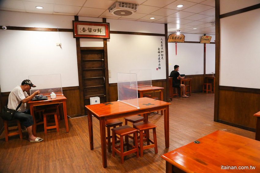 台南最鮮的小鮮肉牛肉麵!!眷村三代的牛肉麵專賣!獨特湯頭、精燉牛肉、霸氣超大水餃也讓人驚豔!「紅鶴牛肉麵」 - 台南好Food遊