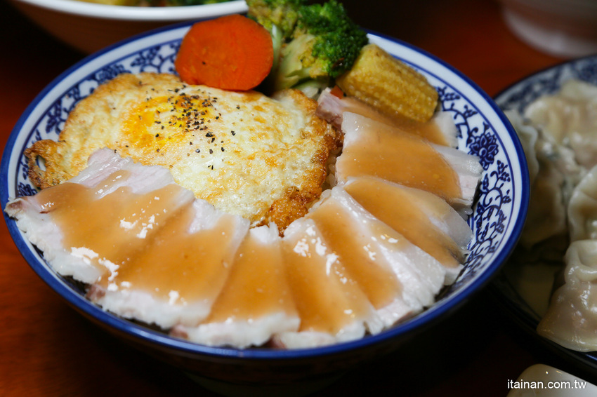 台南最鮮的小鮮肉牛肉麵!!眷村三代的牛肉麵專賣!獨特湯頭、精燉牛肉、霸氣超大水餃也讓人驚豔!「紅鶴牛肉麵」 - 台南好Food遊