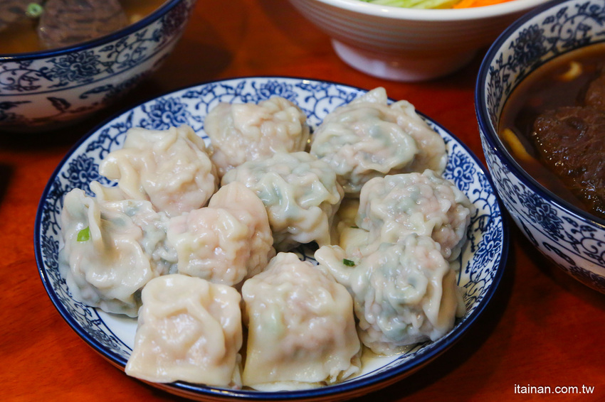 台南最鮮的小鮮肉牛肉麵!!眷村三代的牛肉麵專賣!獨特湯頭、精燉牛肉、霸氣超大水餃也讓人驚豔!「紅鶴牛肉麵」 - 台南好Food遊