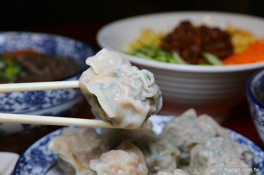 台南最鮮的小鮮肉牛肉麵!!眷村三代的牛肉麵專賣!獨特湯頭、精燉牛肉、霸氣超大水餃也讓人驚豔!「紅鶴牛肉麵」 - 台南好Food遊