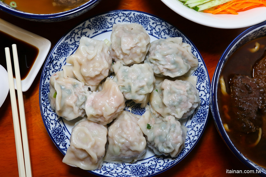 台南最鮮的小鮮肉牛肉麵!!眷村三代的牛肉麵專賣!獨特湯頭、精燉牛肉、霸氣超大水餃也讓人驚豔!「紅鶴牛肉麵」 - 台南好Food遊