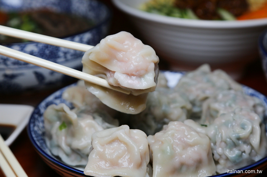 台南最鮮的小鮮肉牛肉麵!!眷村三代的牛肉麵專賣!獨特湯頭、精燉牛肉、霸氣超大水餃也讓人驚豔!「紅鶴牛肉麵」 - 台南好Food遊