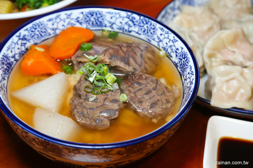 台南最鮮的小鮮肉牛肉麵!!眷村三代的牛肉麵專賣!獨特湯頭、精燉牛肉、霸氣超大水餃也讓人驚豔!「紅鶴牛肉麵」 - 台南好Food遊