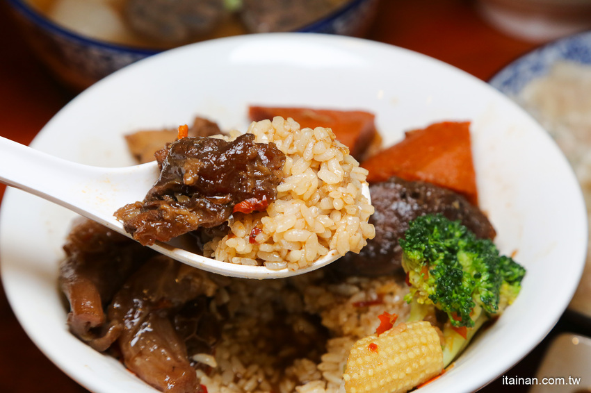 台南最鮮的小鮮肉牛肉麵!!眷村三代的牛肉麵專賣!獨特湯頭、精燉牛肉、霸氣超大水餃也讓人驚豔!「紅鶴牛肉麵」 - 台南好Food遊