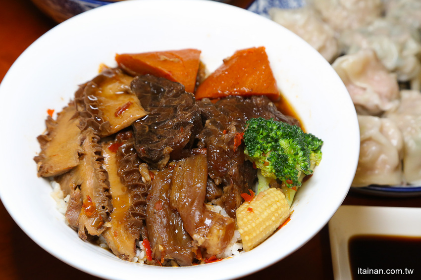 台南最鮮的小鮮肉牛肉麵!!眷村三代的牛肉麵專賣!獨特湯頭、精燉牛肉、霸氣超大水餃也讓人驚豔!「紅鶴牛肉麵」 - 台南好Food遊