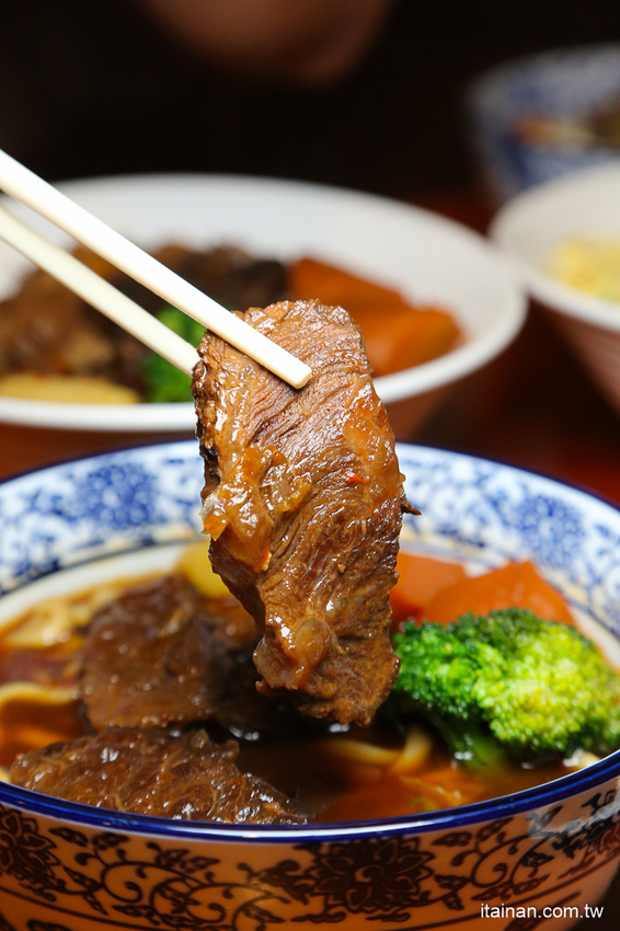 台南最鮮的小鮮肉牛肉麵!!眷村三代的牛肉麵專賣!獨特湯頭、精燉牛肉、霸氣超大水餃也讓人驚豔!「紅鶴牛肉麵」 - 台南好Food遊