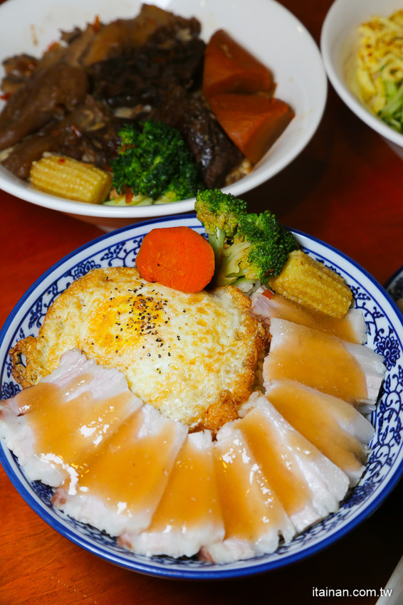 台南最鮮的小鮮肉牛肉麵!!眷村三代的牛肉麵專賣!獨特湯頭、精燉牛肉、霸氣超大水餃也讓人驚豔!「紅鶴牛肉麵」 - 台南好Food遊