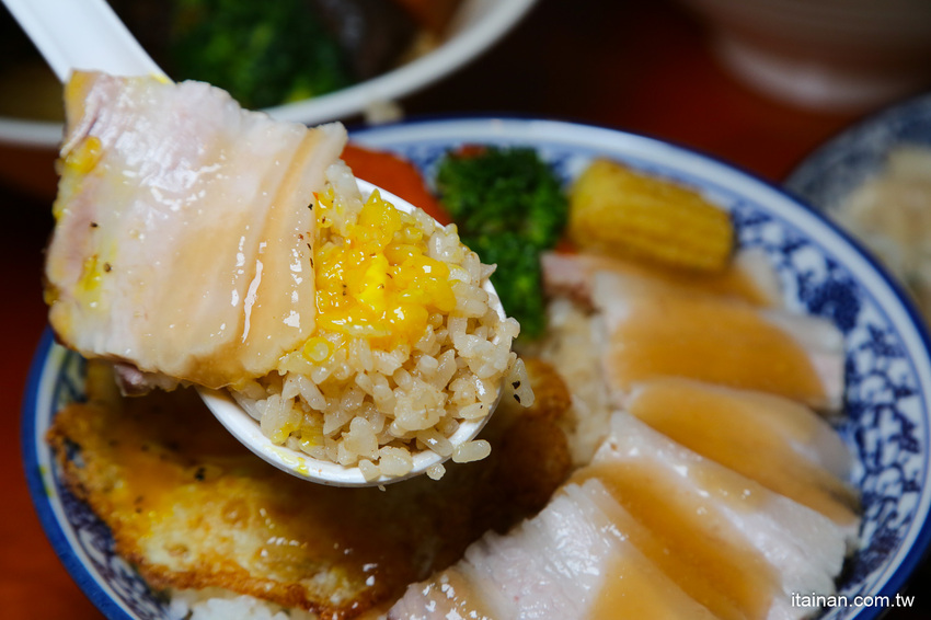 台南最鮮的小鮮肉牛肉麵!!眷村三代的牛肉麵專賣!獨特湯頭、精燉牛肉、霸氣超大水餃也讓人驚豔!「紅鶴牛肉麵」 - 台南好Food遊