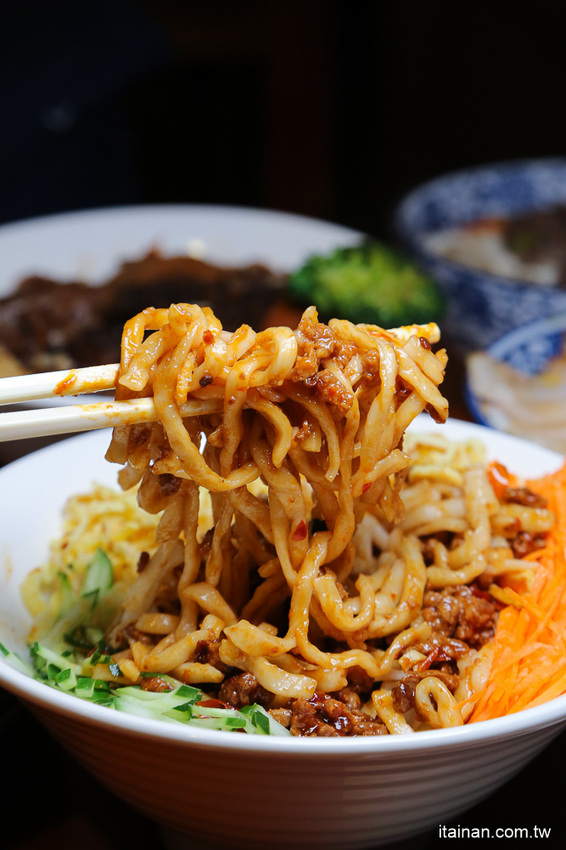 台南最鮮的小鮮肉牛肉麵!!眷村三代的牛肉麵專賣!獨特湯頭、精燉牛肉、霸氣超大水餃也讓人驚豔!「紅鶴牛肉麵」 - 台南好Food遊