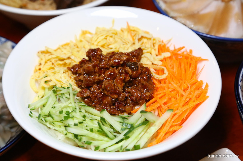 台南最鮮的小鮮肉牛肉麵!!眷村三代的牛肉麵專賣!獨特湯頭、精燉牛肉、霸氣超大水餃也讓人驚豔!「紅鶴牛肉麵」 - 台南好Food遊