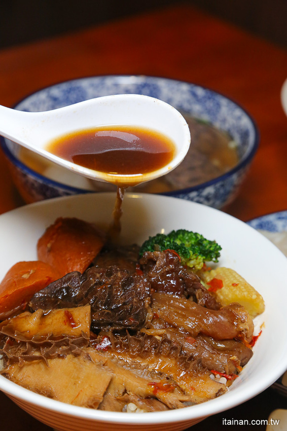 台南最鮮的小鮮肉牛肉麵!!眷村三代的牛肉麵專賣!獨特湯頭、精燉牛肉、霸氣超大水餃也讓人驚豔!「紅鶴牛肉麵」 - 台南好Food遊