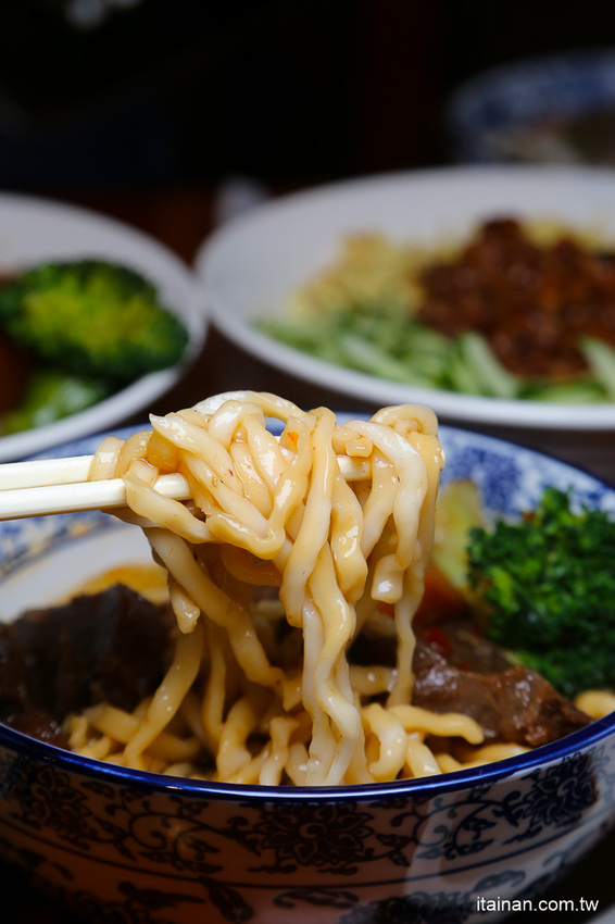 台南最鮮的小鮮肉牛肉麵!!眷村三代的牛肉麵專賣!獨特湯頭、精燉牛肉、霸氣超大水餃也讓人驚豔!「紅鶴牛肉麵」 - 台南好Food遊