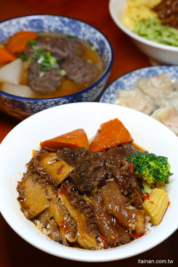 台南最鮮的小鮮肉牛肉麵!!眷村三代的牛肉麵專賣!獨特湯頭、精燉牛肉、霸氣超大水餃也讓人驚豔!「紅鶴牛肉麵」 - 台南好Food遊