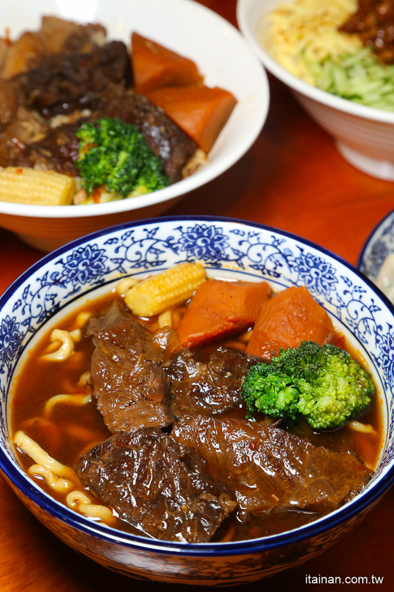 台南最鮮的小鮮肉牛肉麵!!眷村三代的牛肉麵專賣!獨特湯頭、精燉牛肉、霸氣超大水餃也讓人驚豔!「紅鶴牛肉麵」 - 台南好Food遊