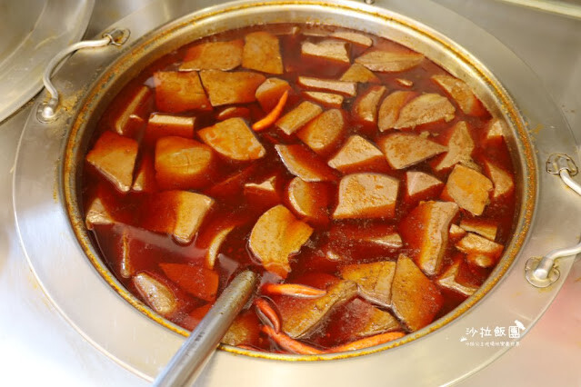 三重人氣美食『許記麵線』爆料大腸鋪整碗、噴汁麻辣鴨血臭豆腐、肥美東石鮮蚵