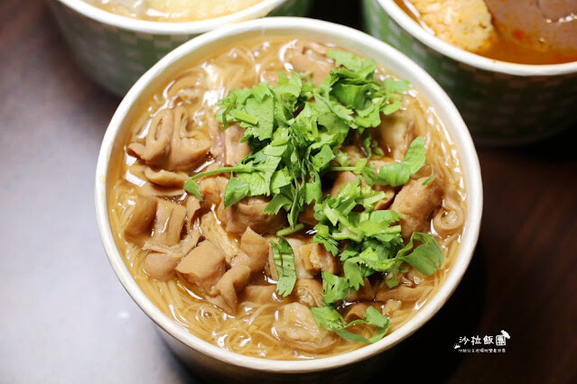 三重人氣美食『許記麵線』爆料大腸鋪整碗、噴汁麻辣鴨血臭豆腐、肥美東石鮮蚵