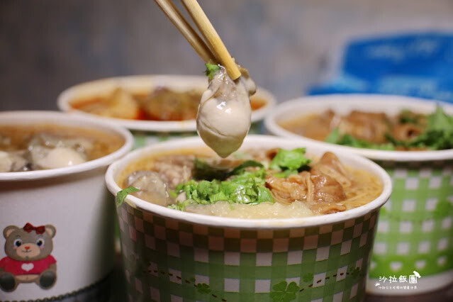 三重人氣美食『許記麵線』爆料大腸鋪整碗、噴汁麻辣鴨血臭豆腐、肥美東石鮮蚵