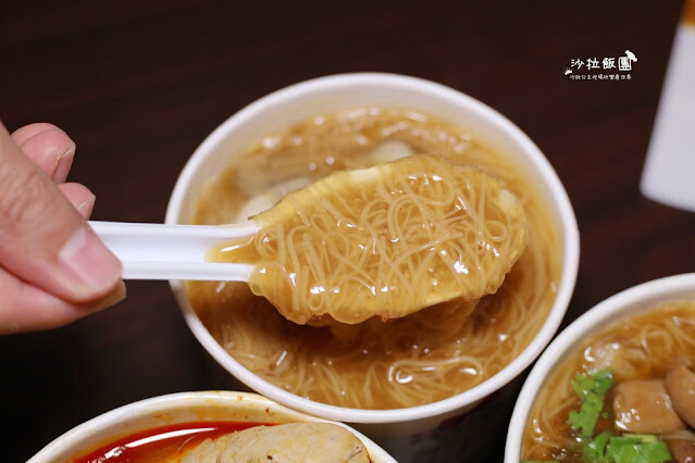 三重人氣美食『許記麵線』爆料大腸鋪整碗、噴汁麻辣鴨血臭豆腐、肥美東石鮮蚵